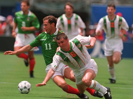Roy Keane battles pinch Alves Zague.
