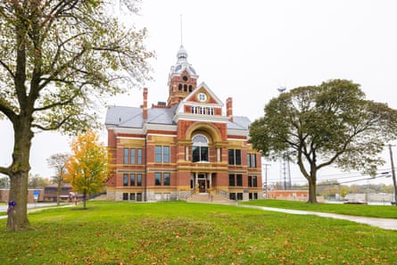 A courthouse next to trees