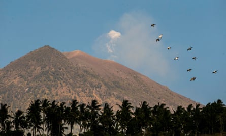 Mount Agung spewing hot gas on Friday