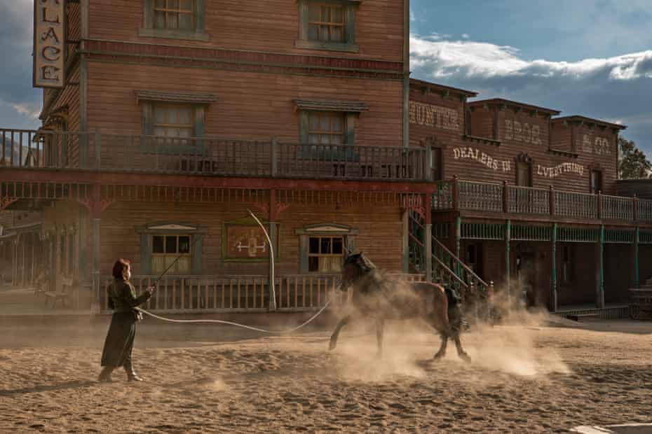 Une cavalière entraînant un jeune cheval andalou dans les rues d'Oasys Mini Hollywood, un décor de cinéma de style western