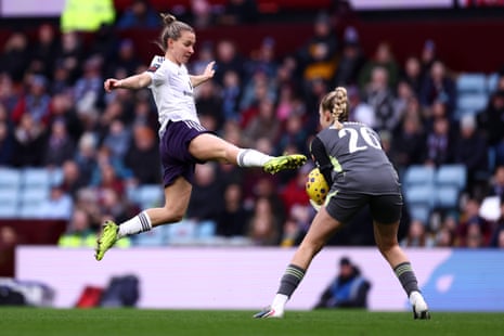 Ellie Roebuck makes a save from Man United’s Julia Zigiotti Olme.