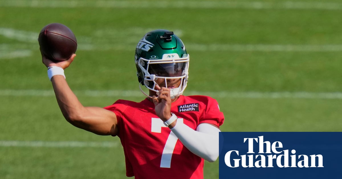 New York Jets quarterback Justin Fields carted off with toe injury at camp