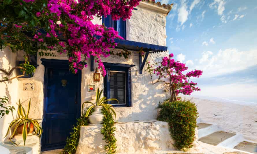 Una casa encalada en la ciudad de Skopelos