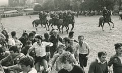 Miners running from mounted police at Orgreave