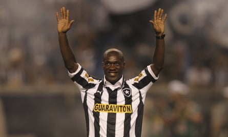 Clarence Seedorf waves to fans at the Engenhao Stadium on 7 July 2012.