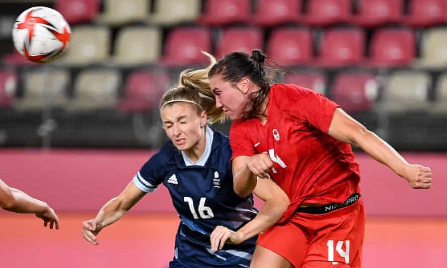 Leah Williamson (à gauche) de l'équipe GB et la défenseure canadienne Vanessa Gilles contestent une tête.