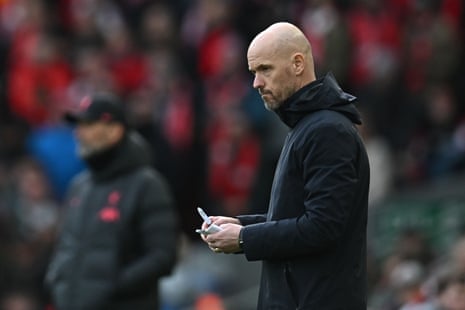 El técnico holandés del Manchester United, Erik ten Hag, toma notas.