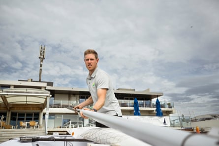 يقوم مات ويرن بإعداد قارب للإبحار في نادي اليخوت الملكي في برايتون