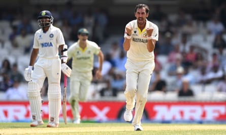 Mitchell Starc dari Australia merayakan pemecatan Ajinkya Rahane.