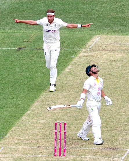 Stuart Broad merayakan gawang David Warner Australia pada Januari 2022.