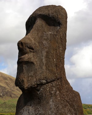 Uma estátua de pedra moai na pedreira de Hanga Roa.