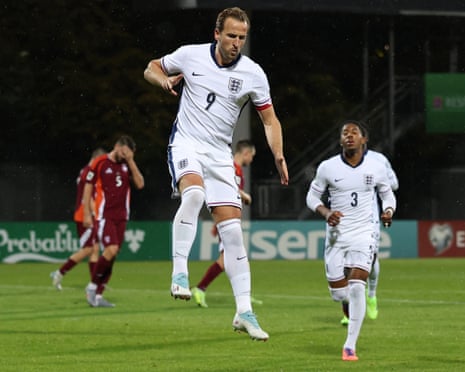 Jogadores da Inglaterra celebram a classificação para a Copa do Mundo de 2026.