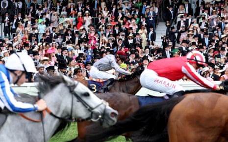 Άλογα σε δράση κατά τη διάρκεια των Jersey Stakes το Σάββατο.