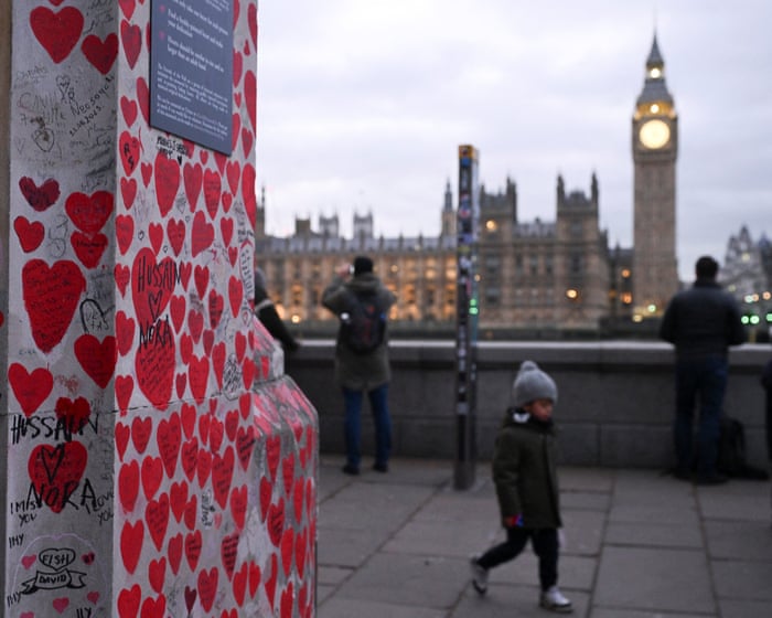 Covid bereaved call for Boris Johnson to lose ex-PM benefits over inquiry report