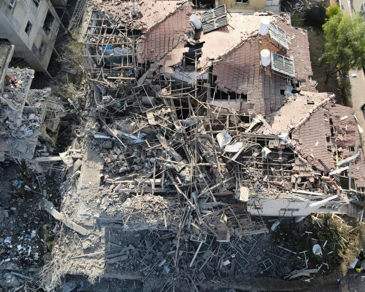 أحد الأحياء الإسرائيلية المدمرة بفعل صاروخ إيراني (أ ب)