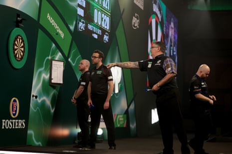 Gary Anderson in action against Justin Hood