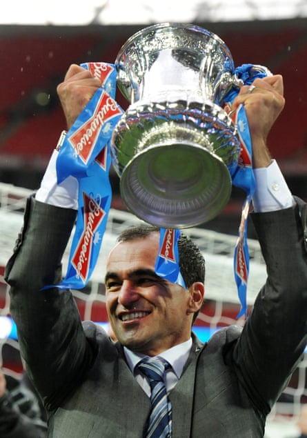 Martínez lifts the FA Cup after triumphing with Wigan in 2013