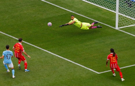 Phil Foden puts City ahead.