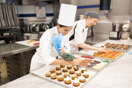 Les chefs pâtissiers Giulia et Peta préparent des gâteaux frais.