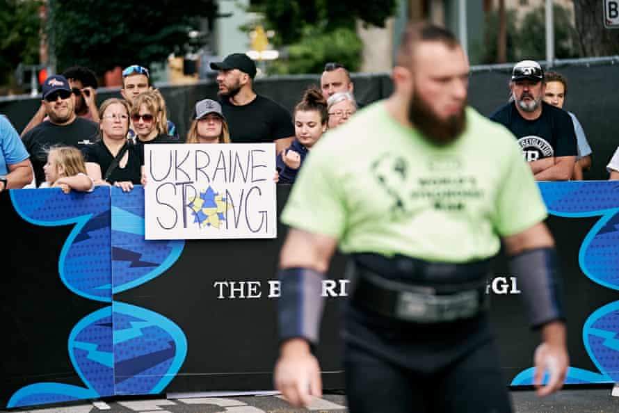 spectator holds up sign that says ‘ukraine strong’