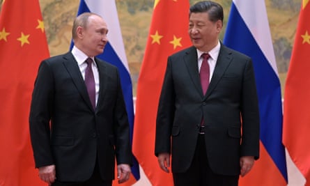 Putin and Xi pose in front of flags