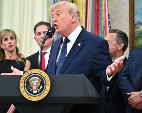 Donald Trump está falando.
