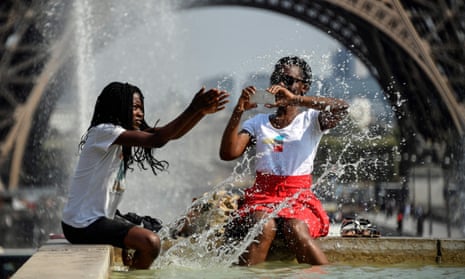  People cool off in Paris as heatwaves continues across Europe.