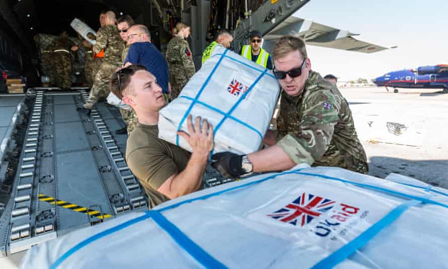 El personal de la Royal Air Force descarga carga de ayuda en Mozambique después del ciclón Idai.