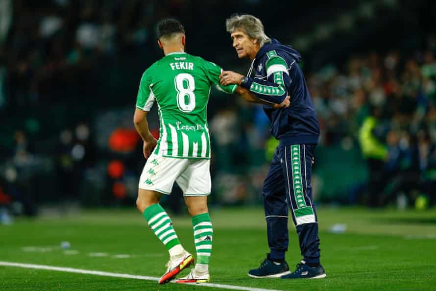 Manuel Pellegrini dishes out instructions to Nabil Fekir