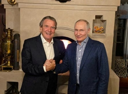Gerhard Schröder and Vladimir Putin shake hands