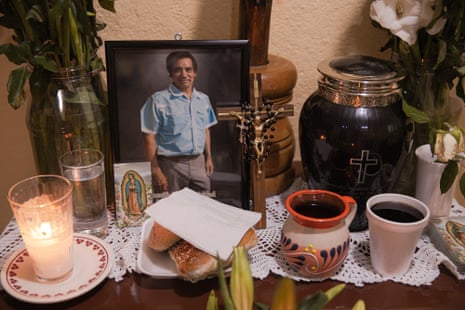 Bread and coffee are placed at Arnulf’s altar. In Mexico, people put out the favourite food of their loved ones when they die or on the Day of the Death in the form of an ‘ofrenda’ (offering).