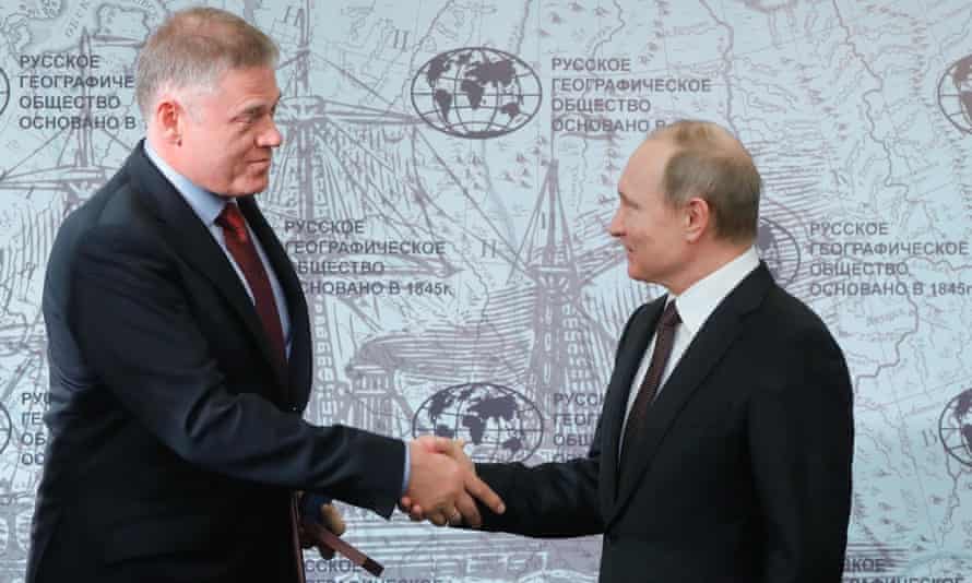 Alexander Abramov (left) receives a medal from Vladimir Putin at an awards ceremony in 2017.