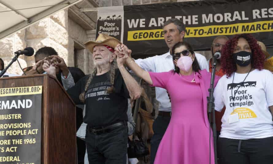 Beto O’Rourke and the singer Willie Nelson address the rally in Austin.