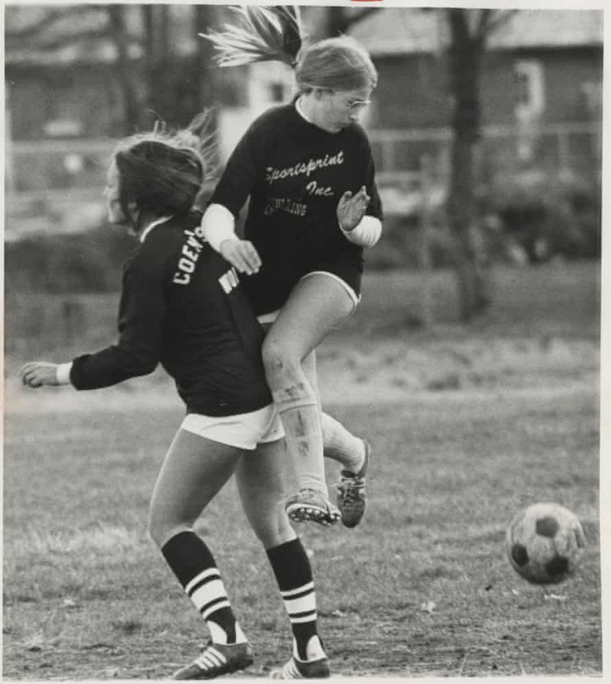 Vrouwelijke atleten die voetbal spelen