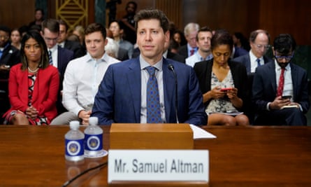 O CEO da OpenAI, Sam Altman, espera para falar perante um comitê judiciário do Senado.