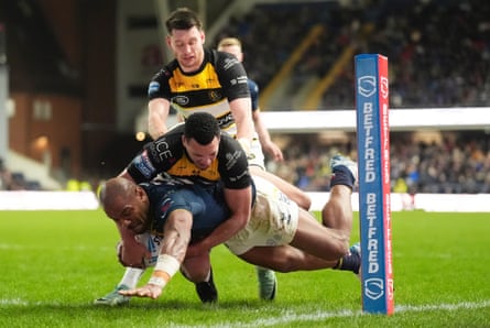 Maika Sivo scores a try