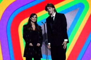 Natalie Imbruglia and Ruel make a surprising duo as they present the Aria for song of the year – awarded to earworm machine Tones and I for Cloudy Day.
