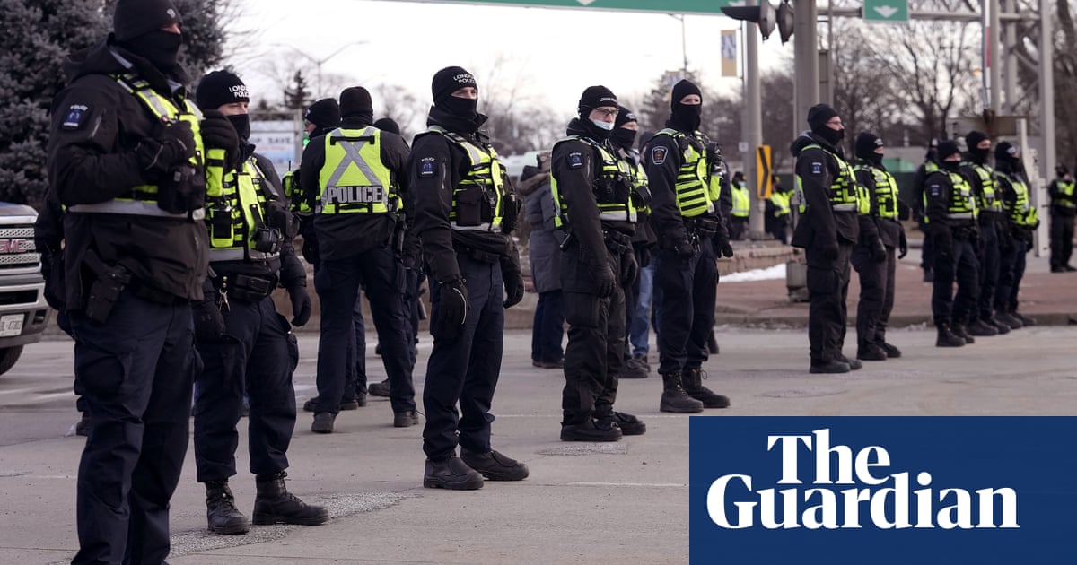 US-Canada border standoff dissolves peacefully as police move in