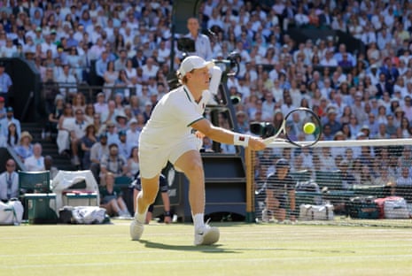 Jannik Sinner (ITA) com um forehand para Alexander Zverev (GER);