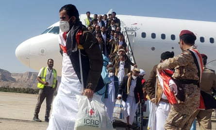 Another transfer flight releases former prisoners at Seiyun airport, Hadhramaut, Yemen, on 15 October.