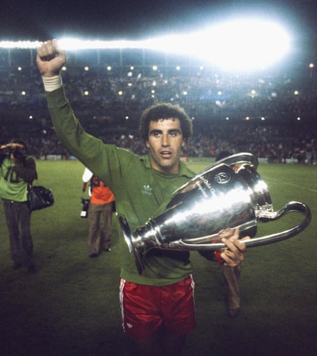 Shilton celebrates with the trophy after Forest’s 1980 European Cup win at the Bernabéu.