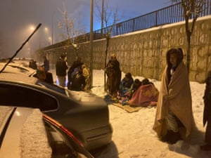 Residentes esperando afuera después del terremoto del 6 de febrero de 2023 en Gaziantep, Turkiye.