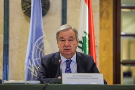 व्याख्यानमाला में गुटेरेस अपने पीछे संयुक्त राष्ट्र और लेबनानी झंडे के साथ