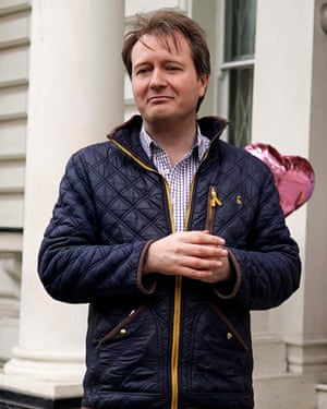 Richard Ratcliffe delivers a Mother’s Day card outside the Iranian embassy in March.