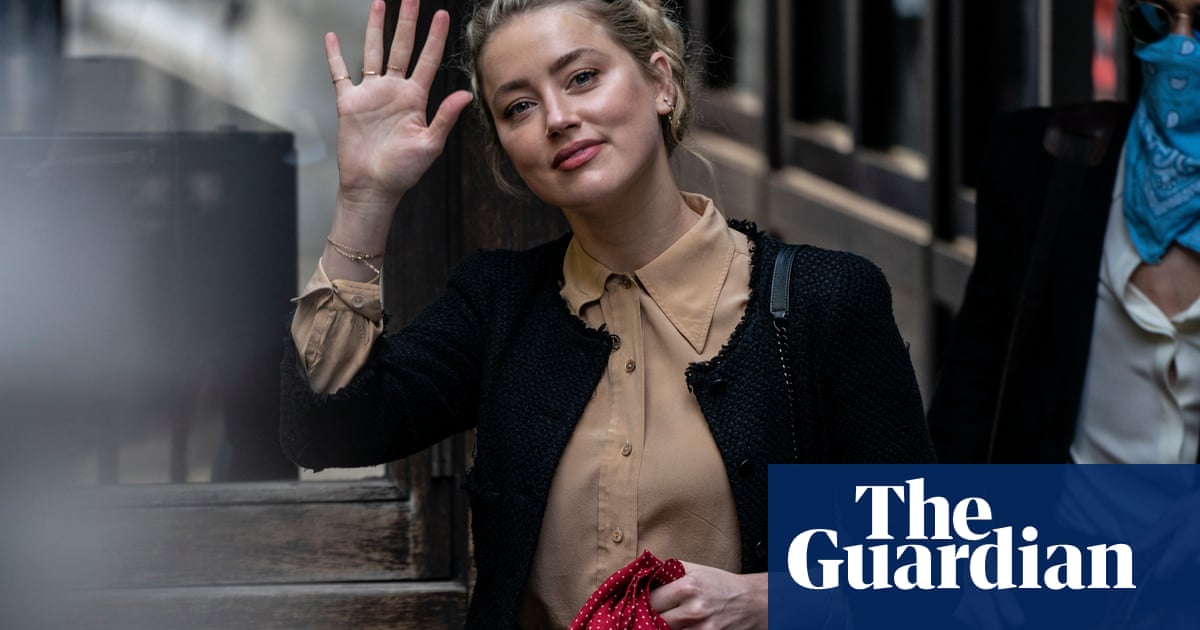 Amber Heard said Johnny Depp tried to suffocate her with pillow, court told