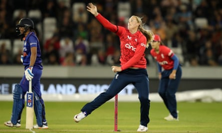 Sophie Ecclestone d'Angleterre joue aux boules lors du 1er match IT20 entre l'Angleterre et l'Inde en septembre 2022.