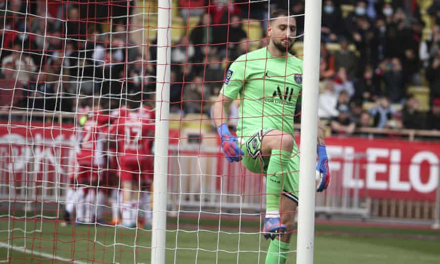 I giocatori del Monaco festeggiano mentre il portiere del PSG Gianluigi Donnarumma calcia il palo con rabbia.