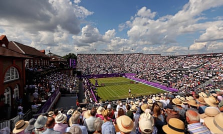 Kerumunan di Queen's Club menonton Cameron Norrie bermain Jordan Thompson