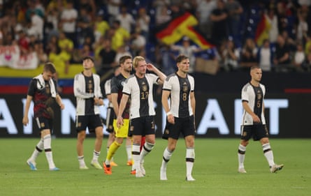 Les joueurs allemands s'en vont après la défaite contre la Colombie.