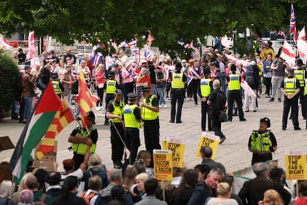 Police separate rival protesters from Abolish Asylum System and Stand Up to Racism
